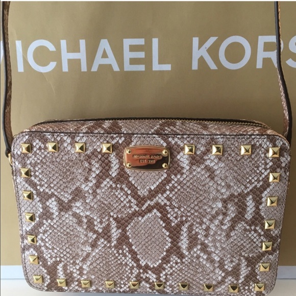 Michael Kors Handbags - 🆕MICHAEL KORS NEW ROOMY CROSSBODY 💯AUTHENTIC