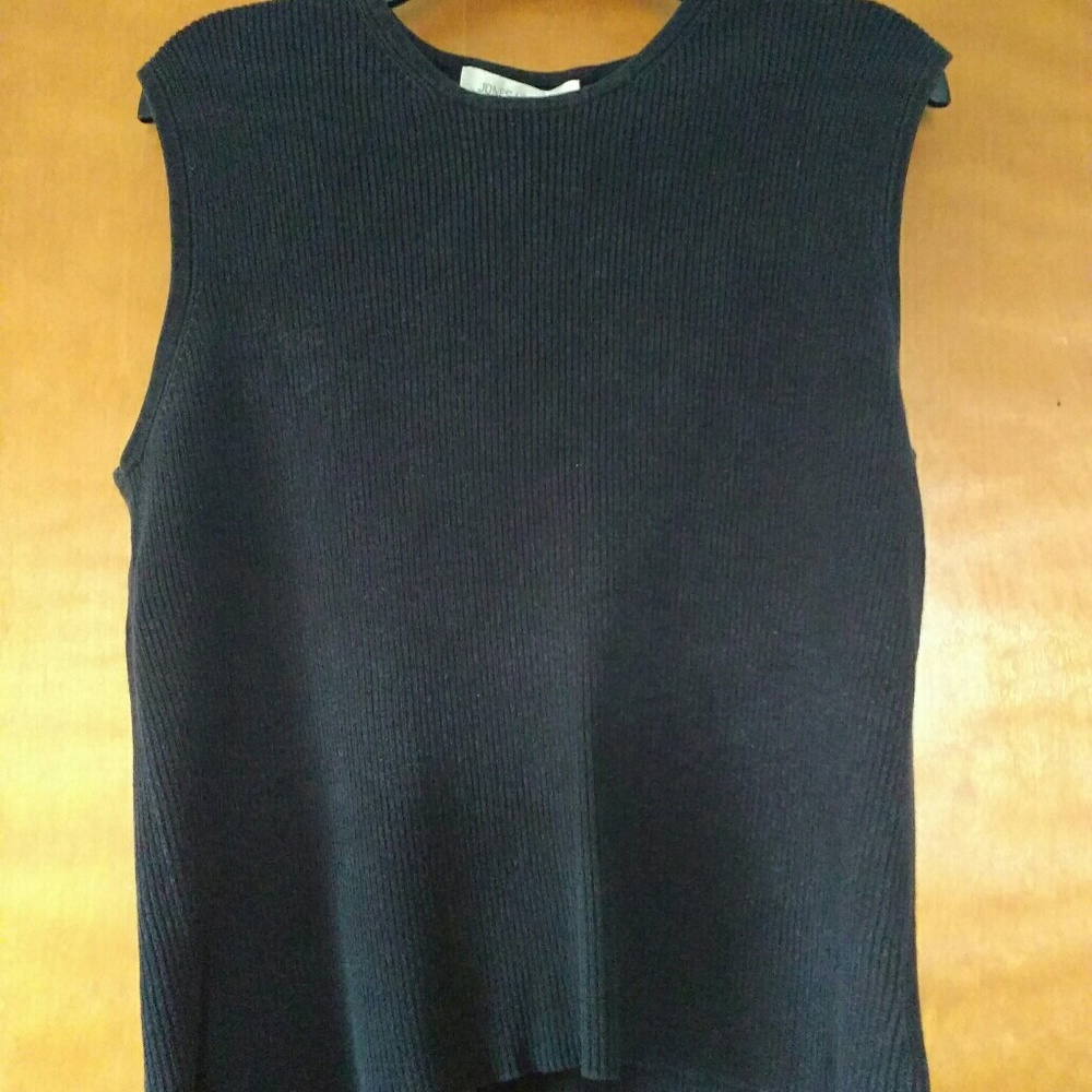 Chic sleeveless, black, ribbed top!