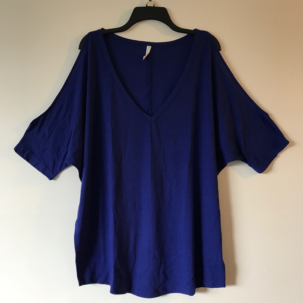 🆕 Plus Size Cold Shoulder Tee - Picture 2 of 3