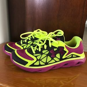 LIKE NEW UNDER ARMOUR TENNIS SHOES