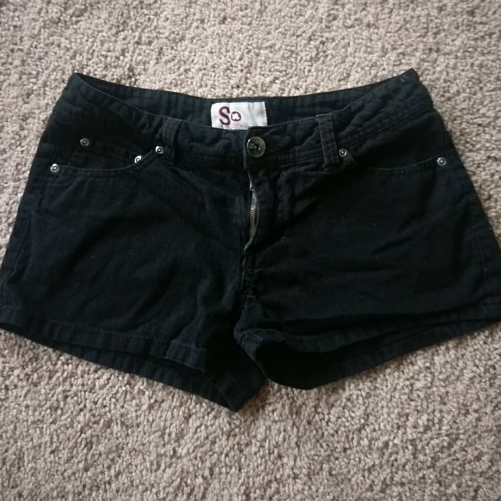 🔵Black shorts