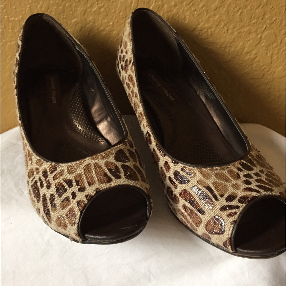AdrienneVittadini giraffe printed used size 6 1/2.