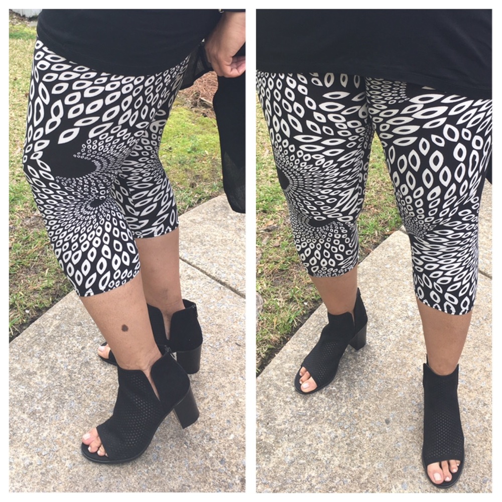 🆕Capri Leggings Black & White