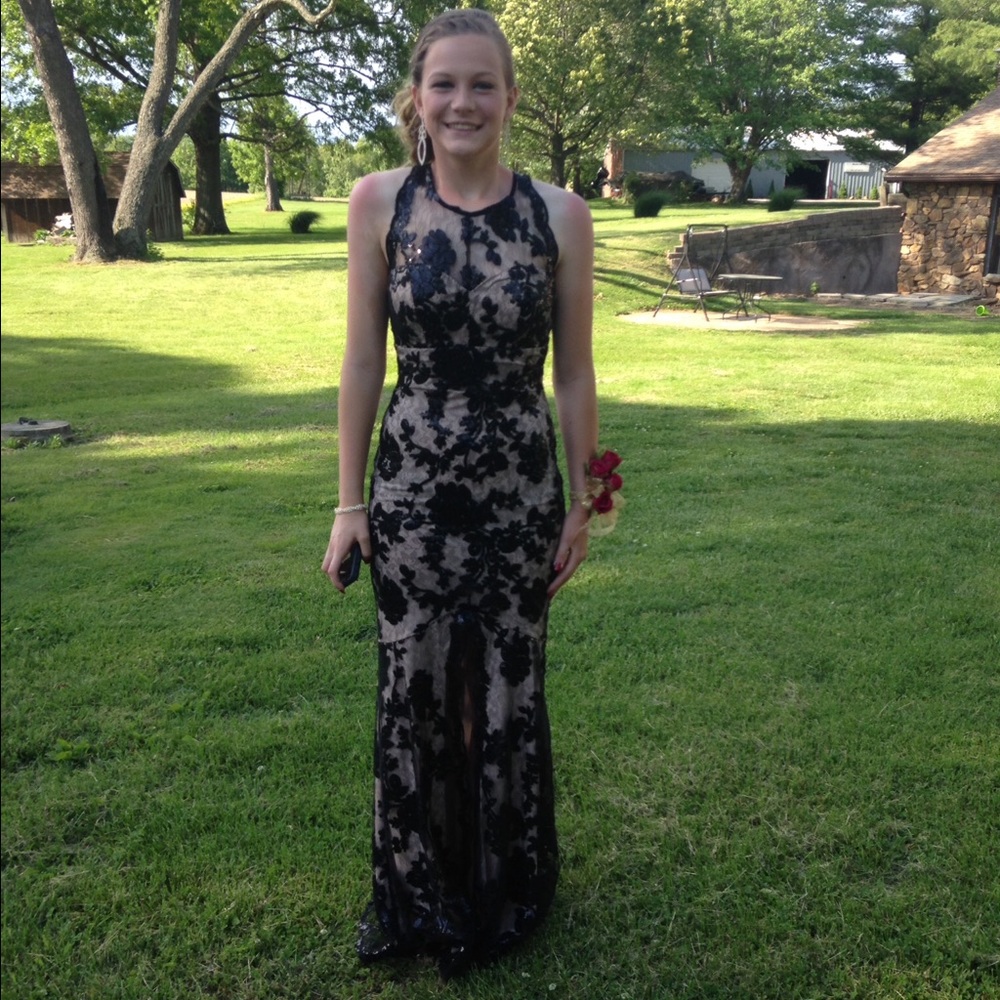 Prom dress. Black lace over nude size 7. - Picture 2 of 2
