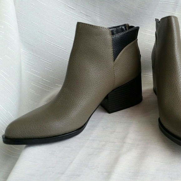 New Vera Wang booties - Picture 4 of 4