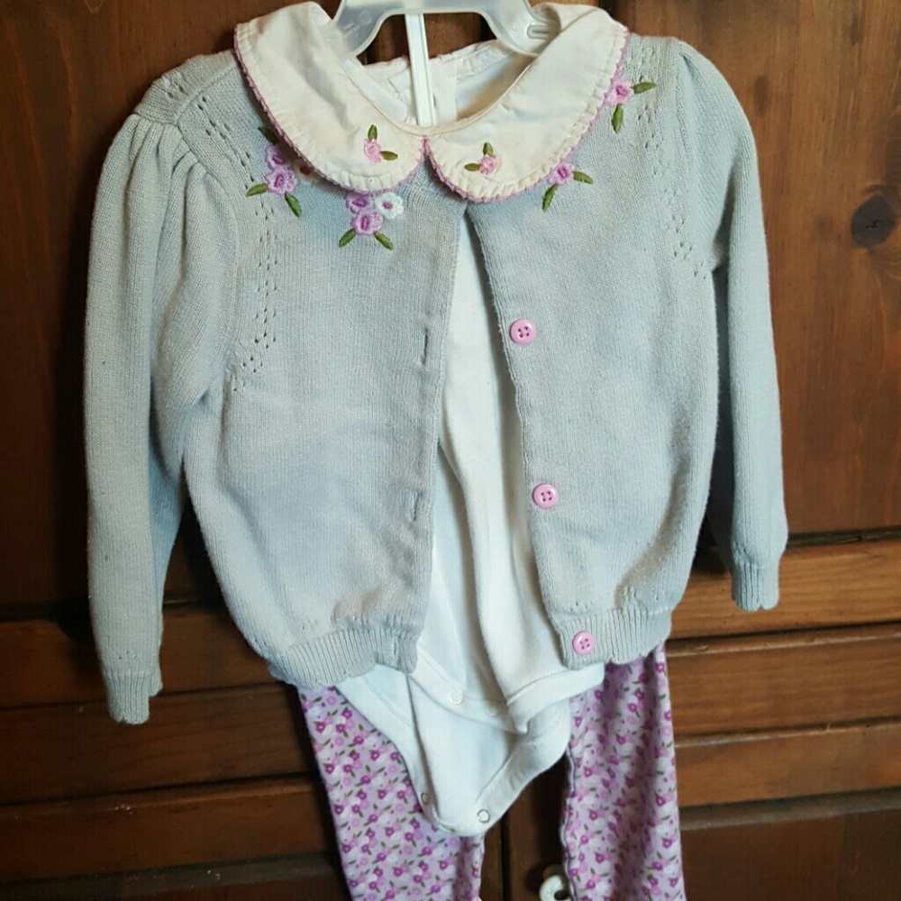 Complete outfit. Adorable embroidery.
