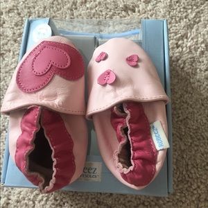 NWB Robeez pink heart crib shoes size 0-6m