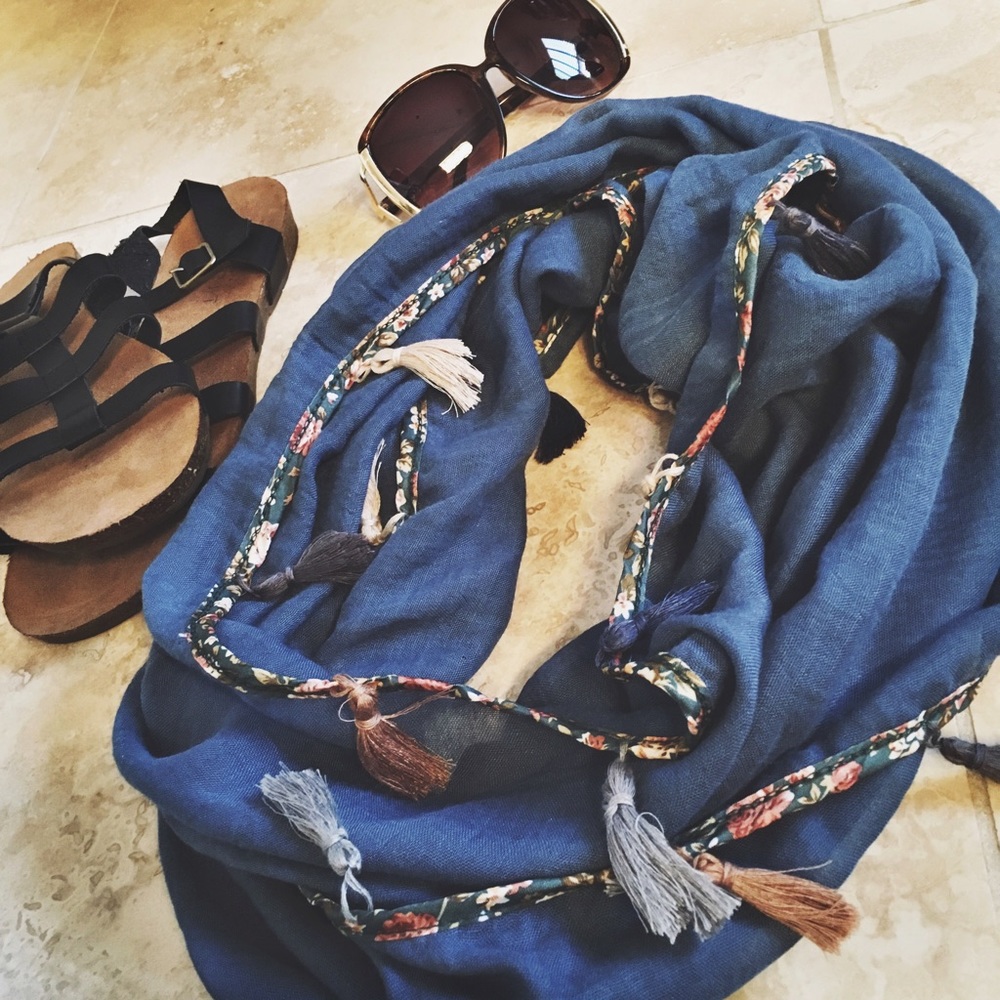 Tassel Scarf - Picture 6 of 6