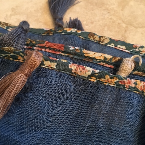 Tassel Scarf - Picture 2 of 6