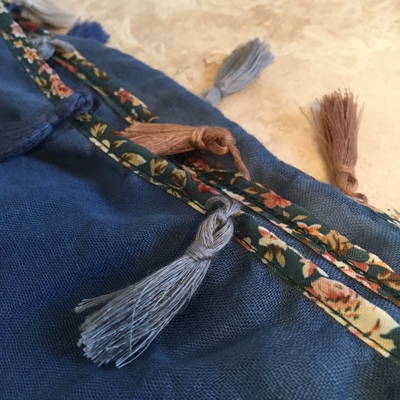 Tassel Scarf - Picture 3 of 6