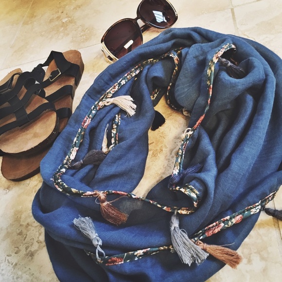 Tassel Scarf - Picture 6 of 6