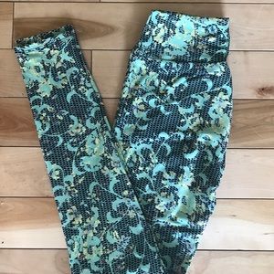Lularoe lace with black background OS leggings
