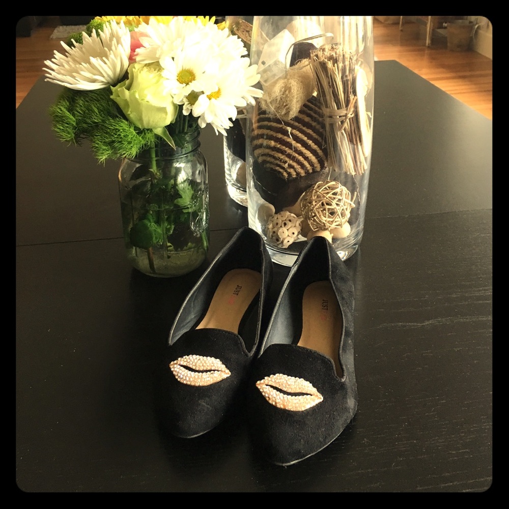 Black flats with diamond lip detail