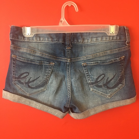 Express destroyed Denim cuffed shorts - Picture 2 of 3
