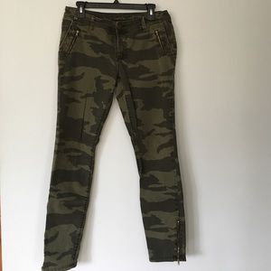 Camo zippered jeans