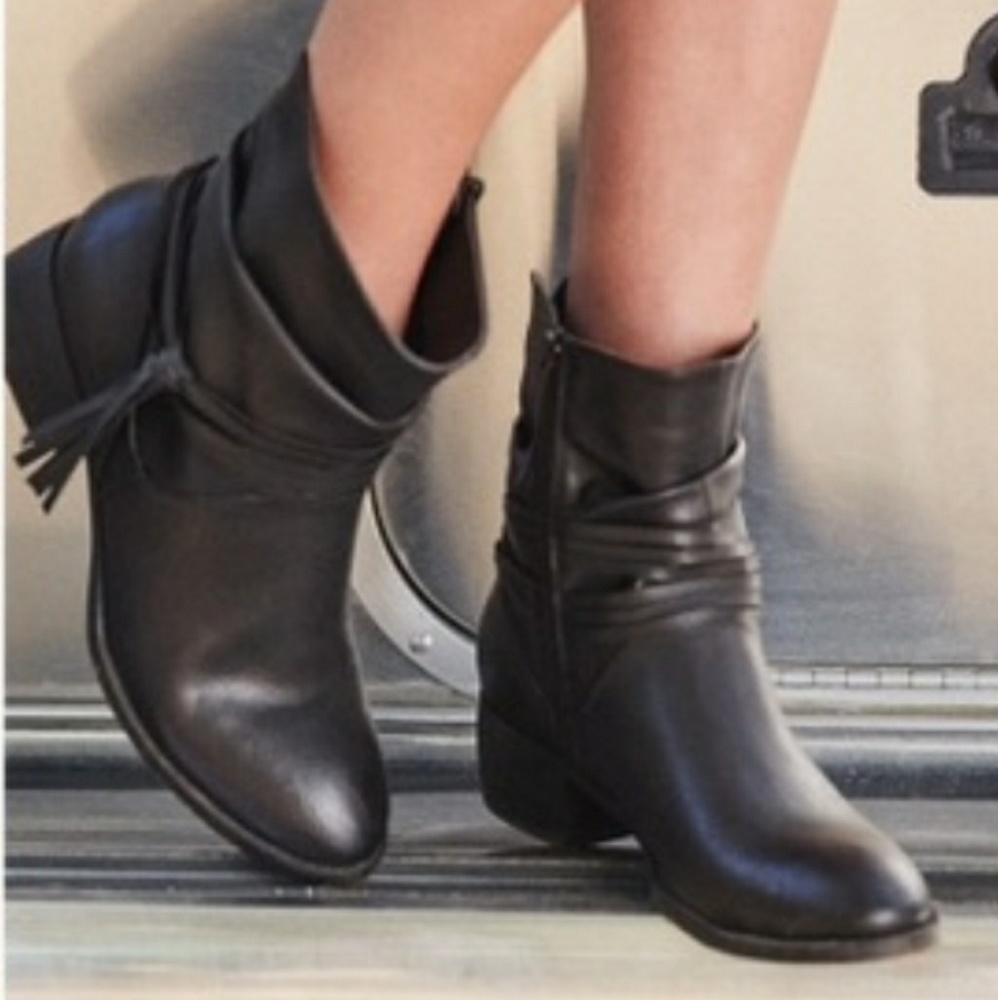 Shoedazzle Bulara​ ankle boot brown w tassels sz 8