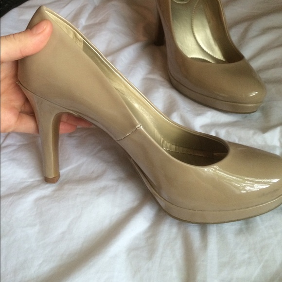 Nude 2.5/3" Heels - Picture 2 of 2