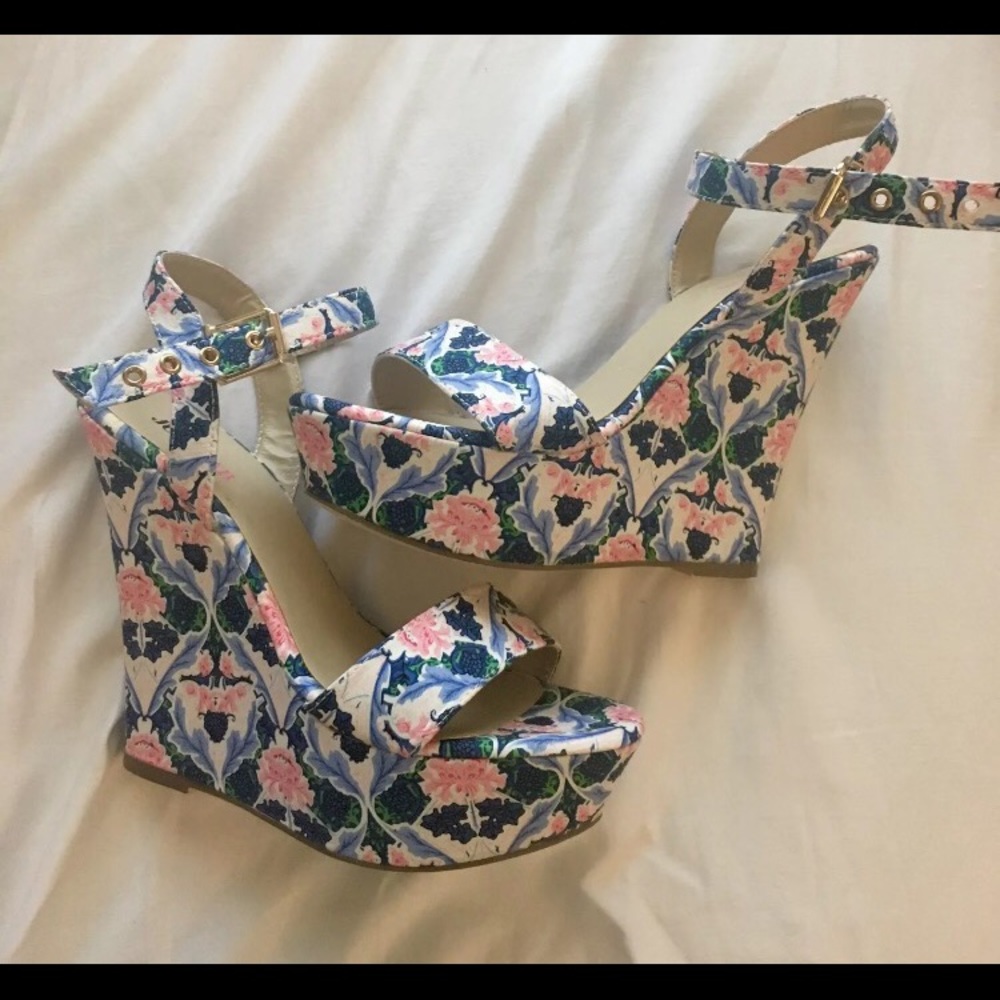 size 7 strappy wedges | formal, floral, girly