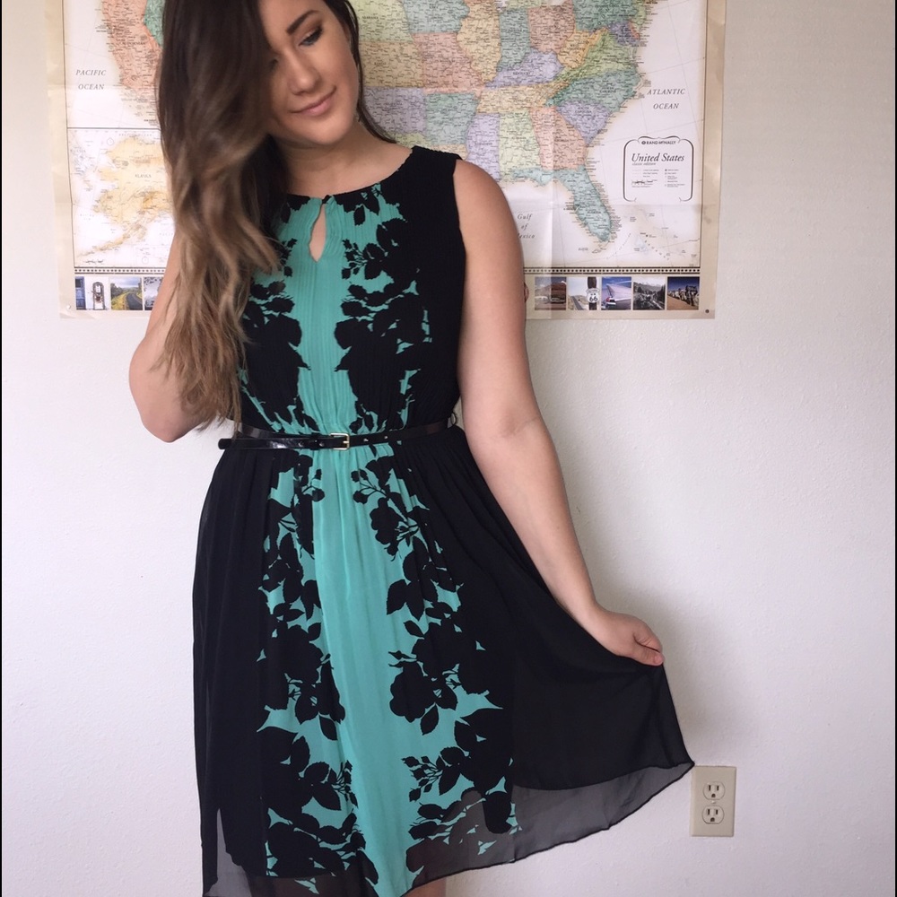 Stunning dress size 6 very flattering!