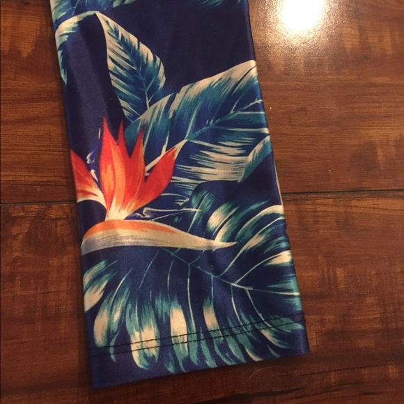 Gold Sheep 🐑 Yoga Pants in Birds of Paradise - Picture 3 of 4