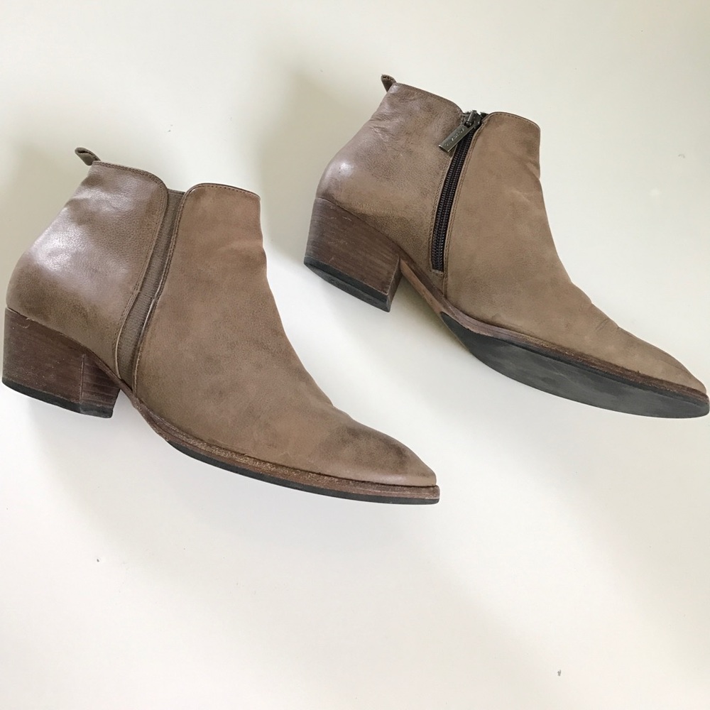 Aquatalia Fay Sport Calf in Mushroom Size 9