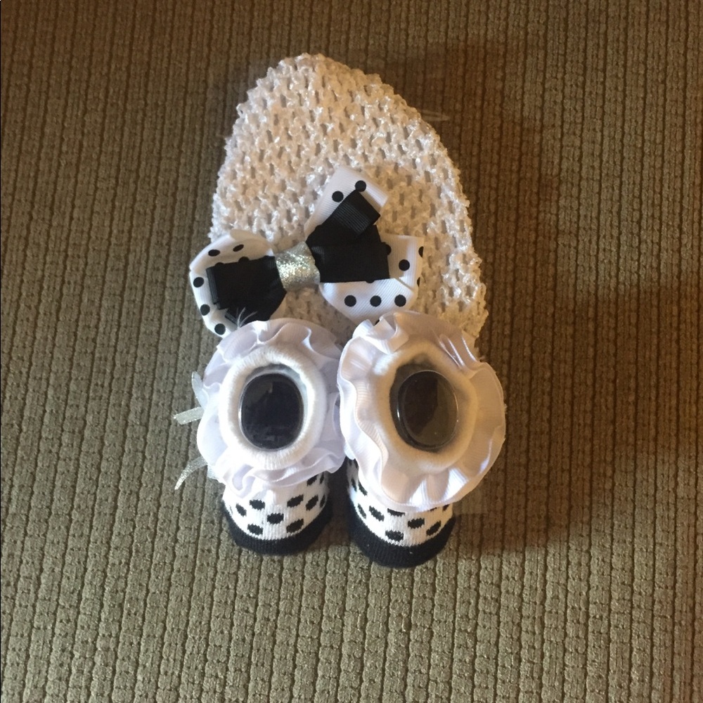 Infant hat and sock set