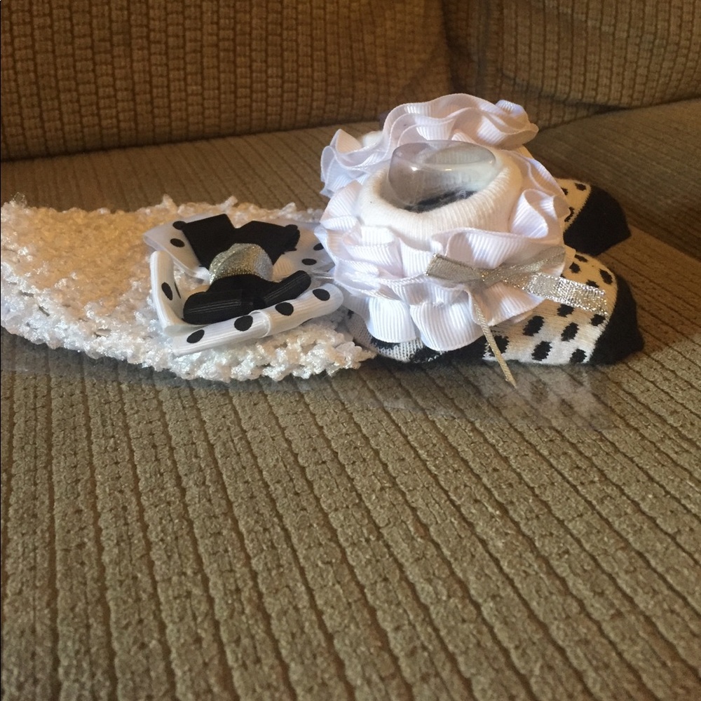 Infant hat and sock set - Picture 3 of 3