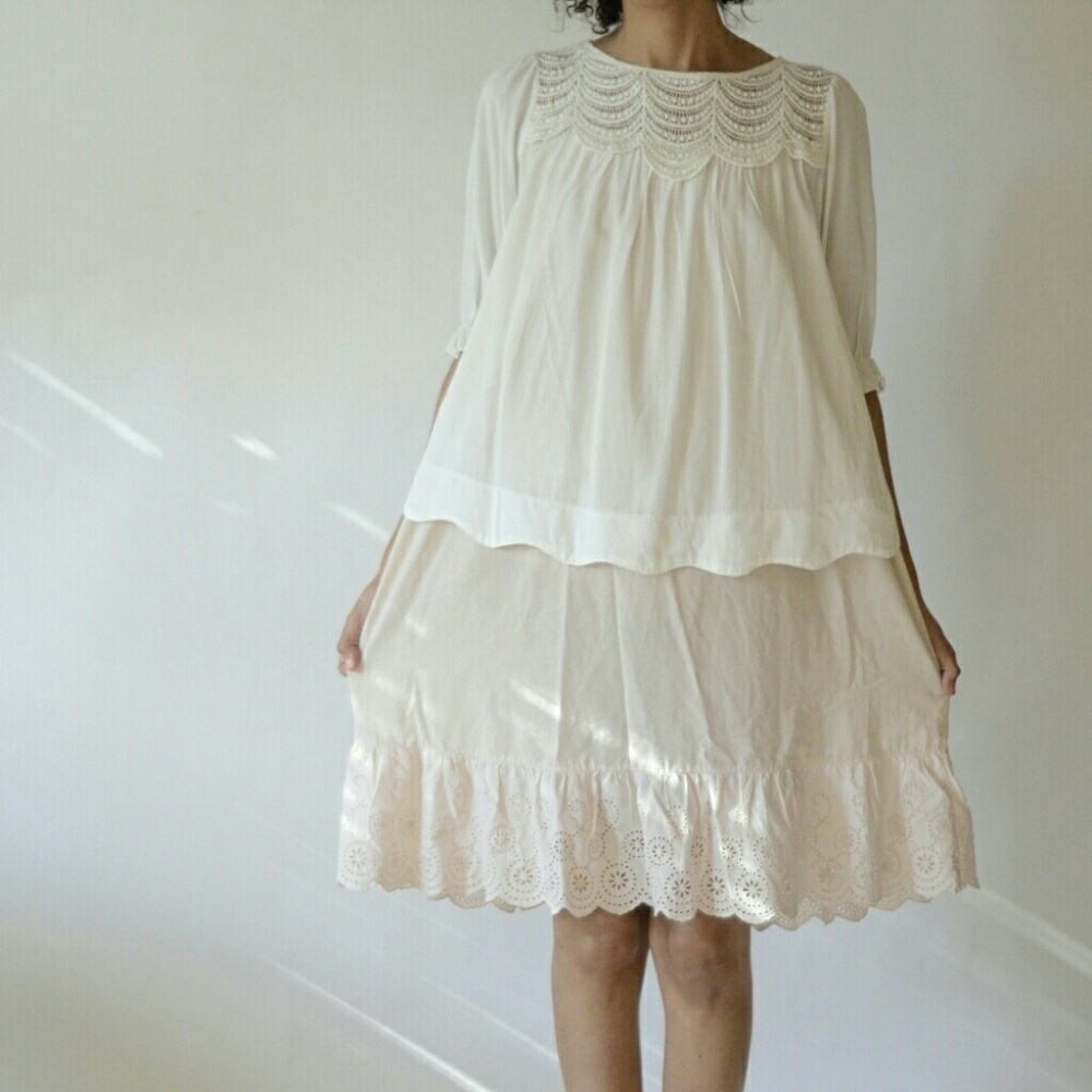 white blouse w/ scalloped hem/lace collar