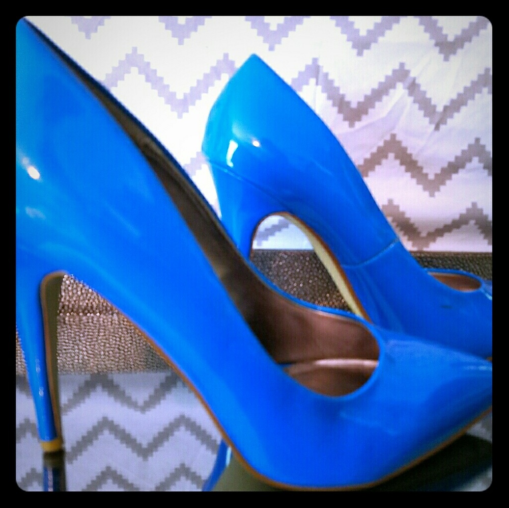 Blue pumps