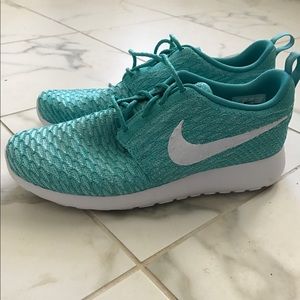 Women's Flyknit Roshe 9.5 Teal Blue Green