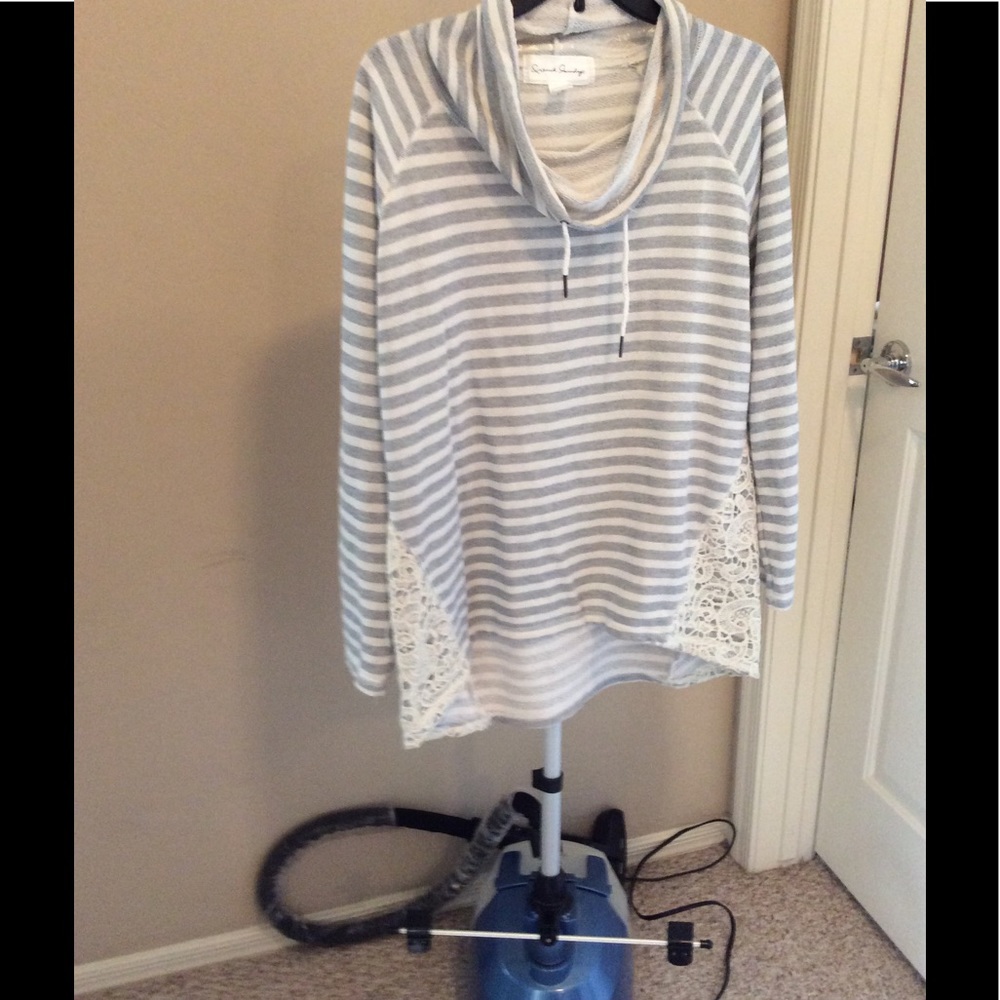 Striped lightweight sweatshirt style