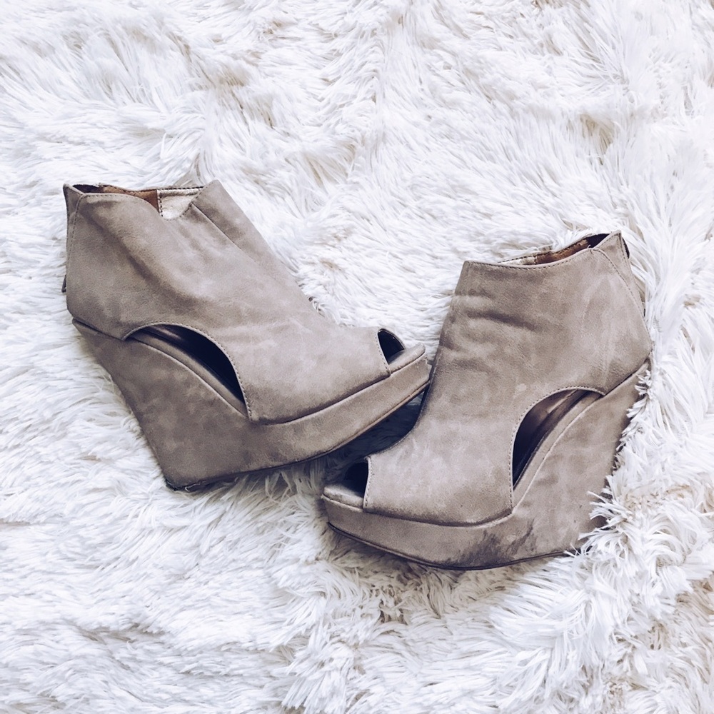 Cream Wedges 👠