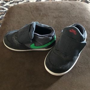 Nike DB velcro boys 6c shoes.