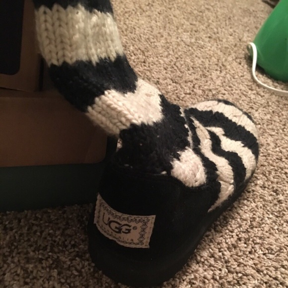 Authentic black and white striped UGG boots - Picture 2 of 2