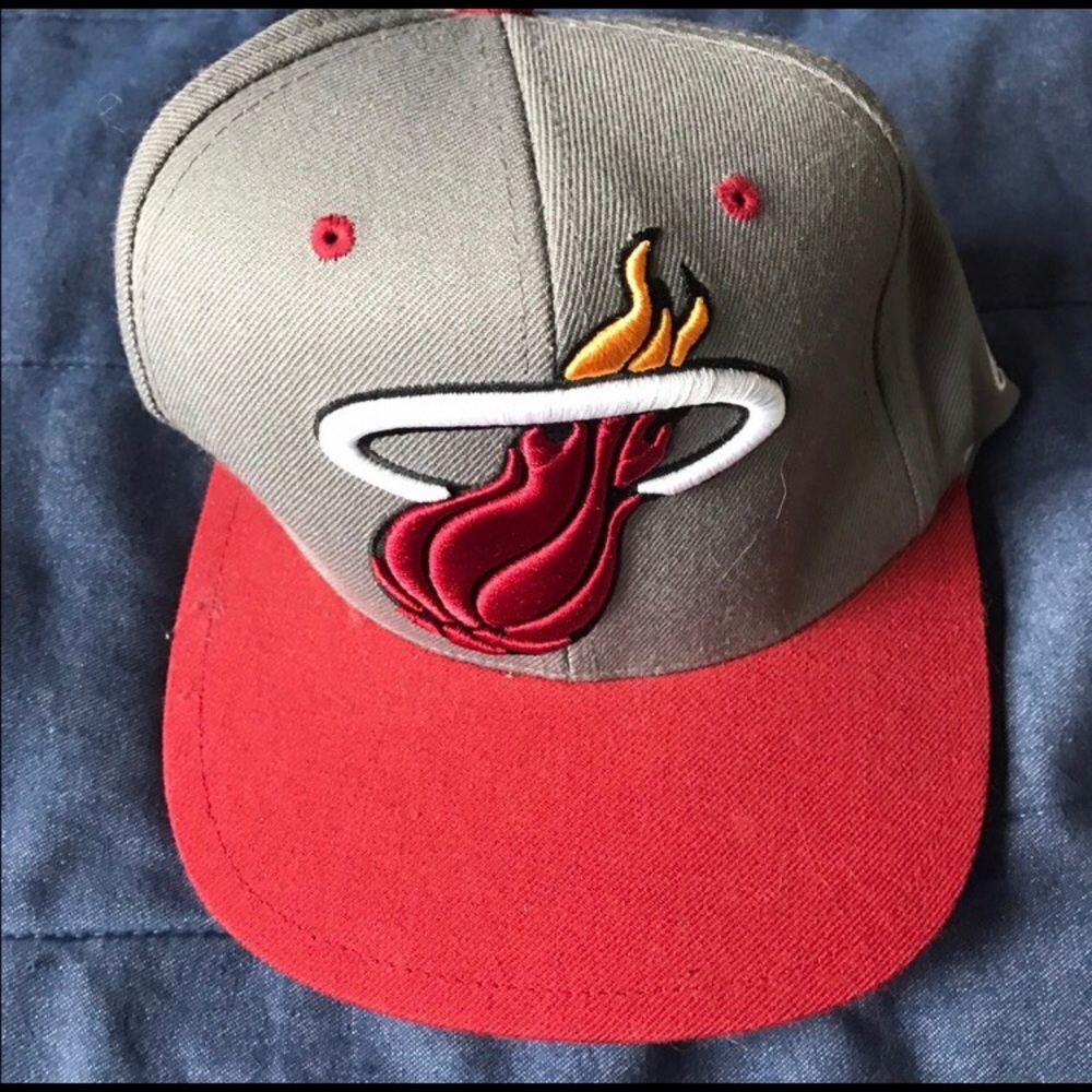 4 Like new snap backs