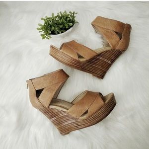 Light brown wedges