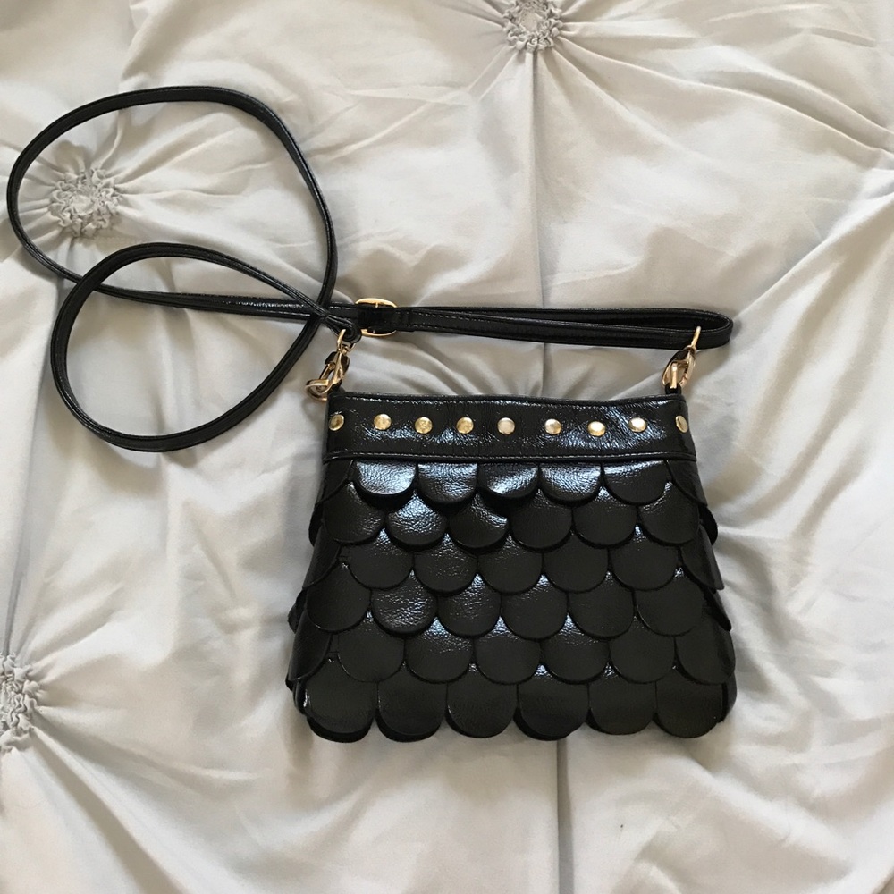 Steve Madden black scale crossbody