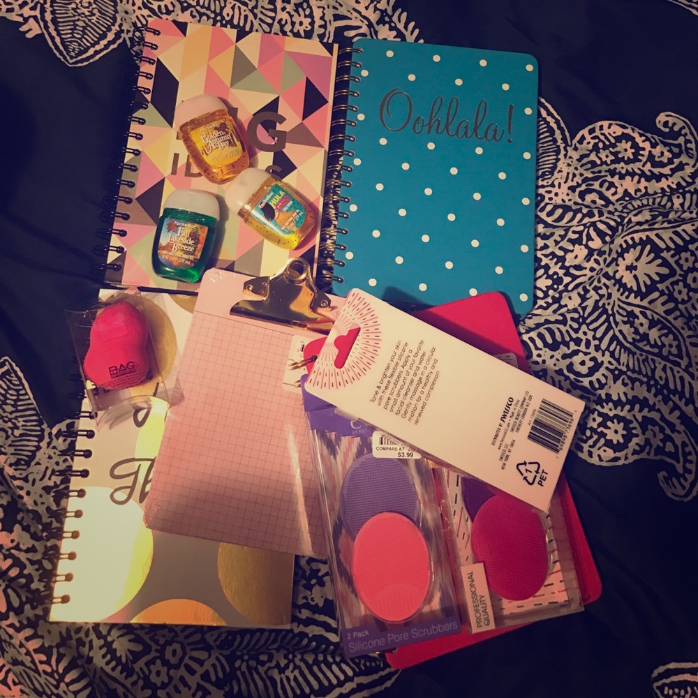 FREE GIFTS W/ PURCHASE 😍😍😍😍