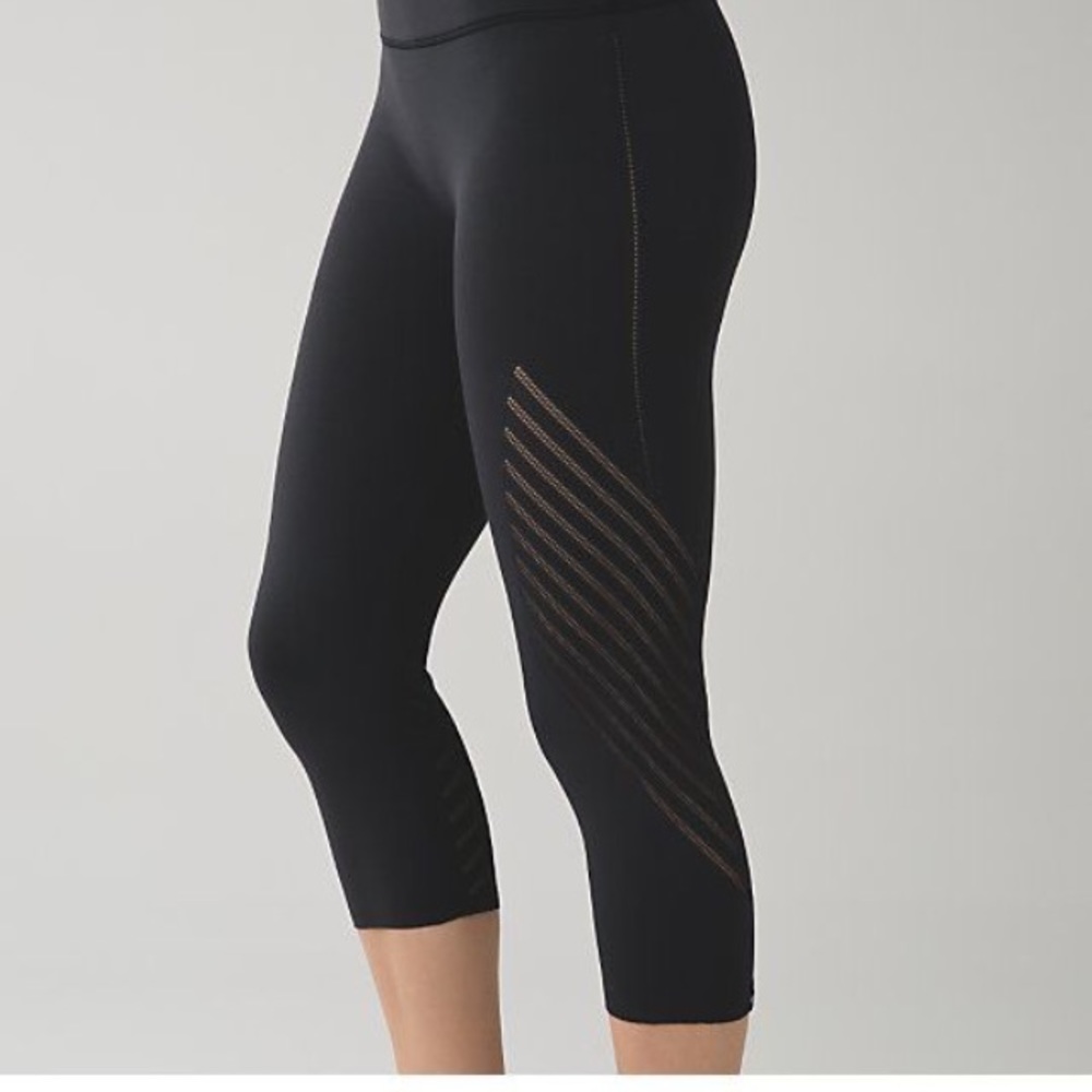 Lululemon enlighten black crop