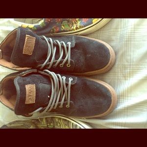 Suede Black high top Vans