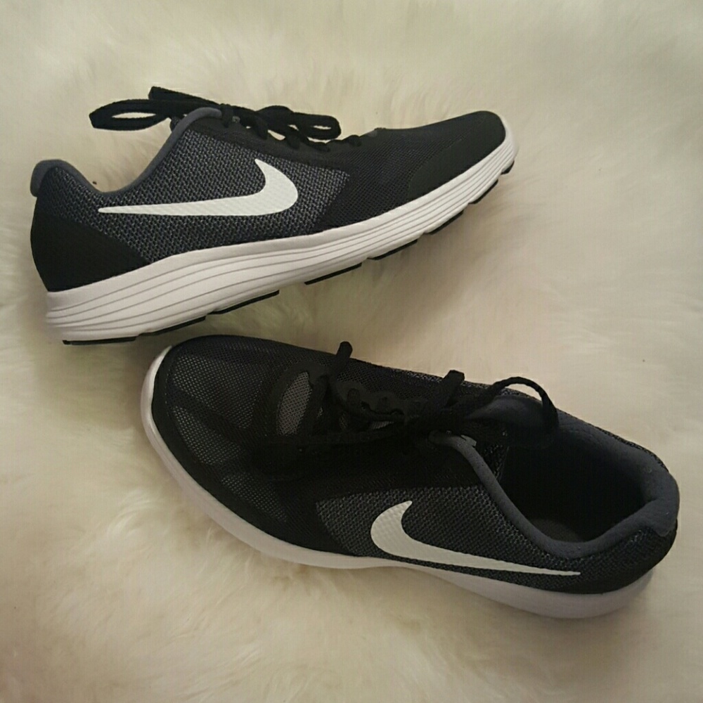 NEW Nike Revolution 3