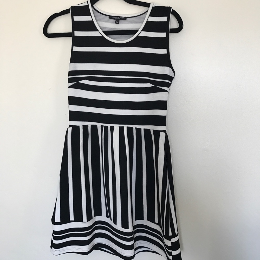 Super cute striped, form fitting dress ❤