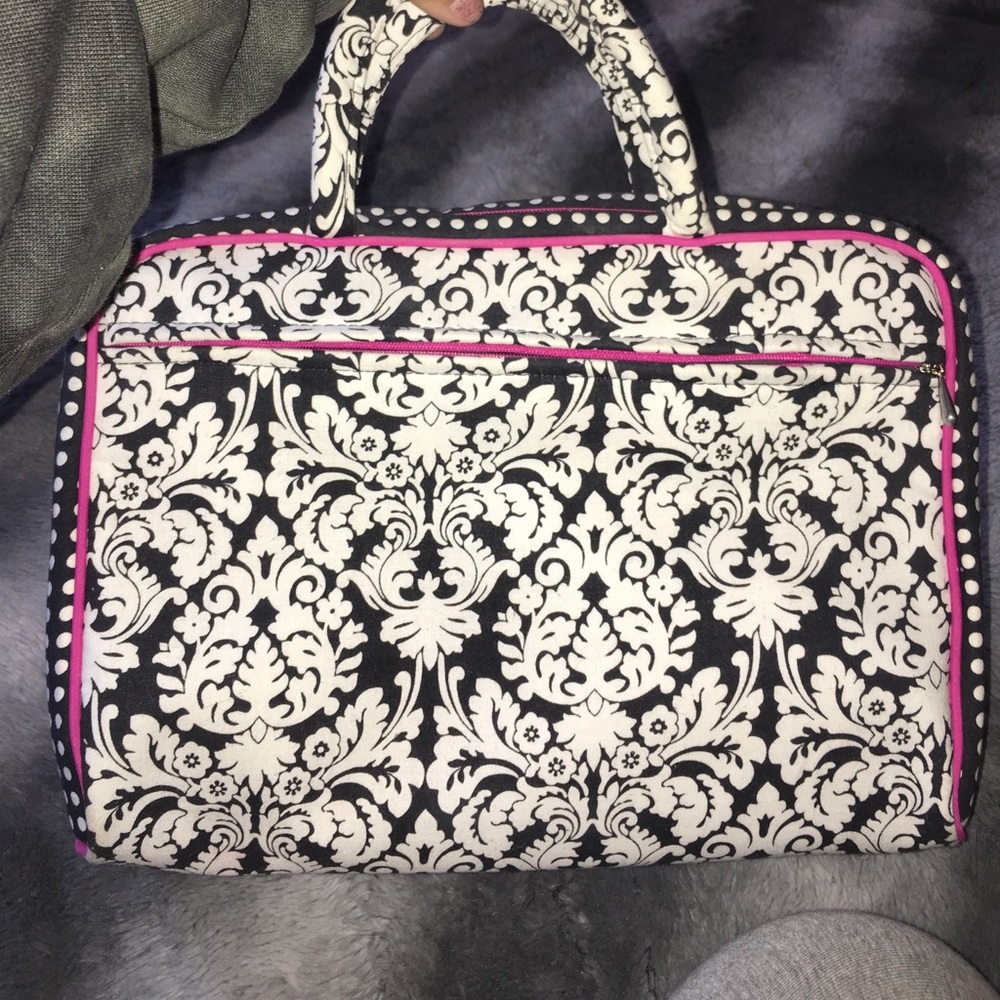 Make up bag throwing in free sample of smash box