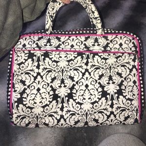 Make up bag throwing in free sample of smash box