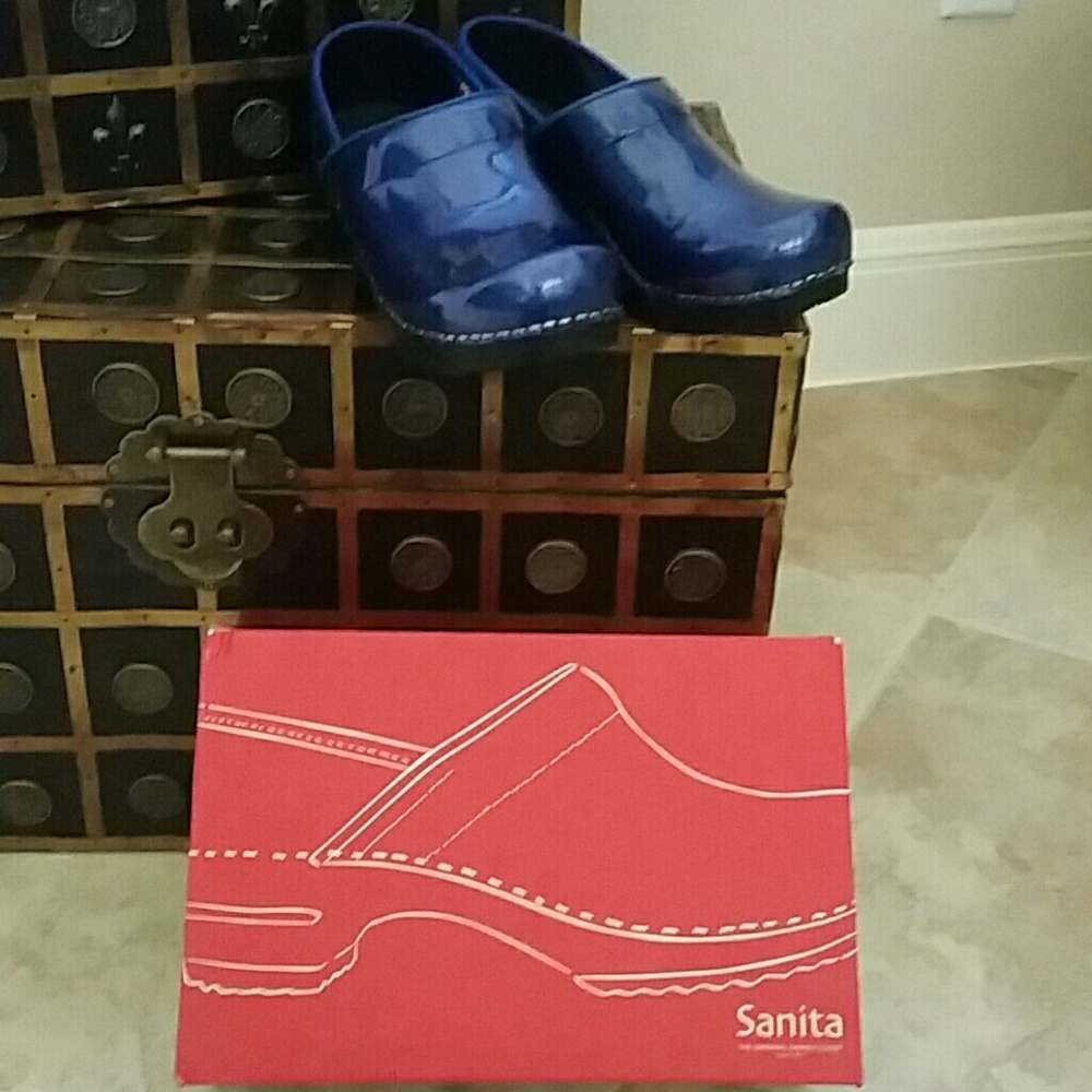 Sanita professional pearl metallic patent clogs