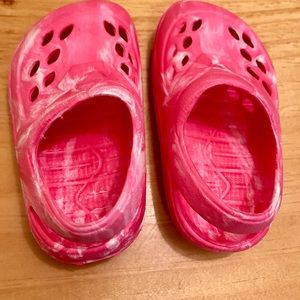 Pink croc-like shoes size toddler 3