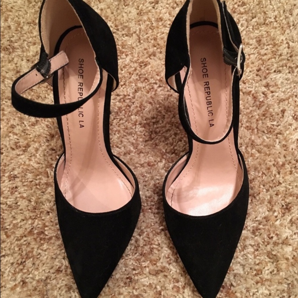 Pointed-toe strappy heels