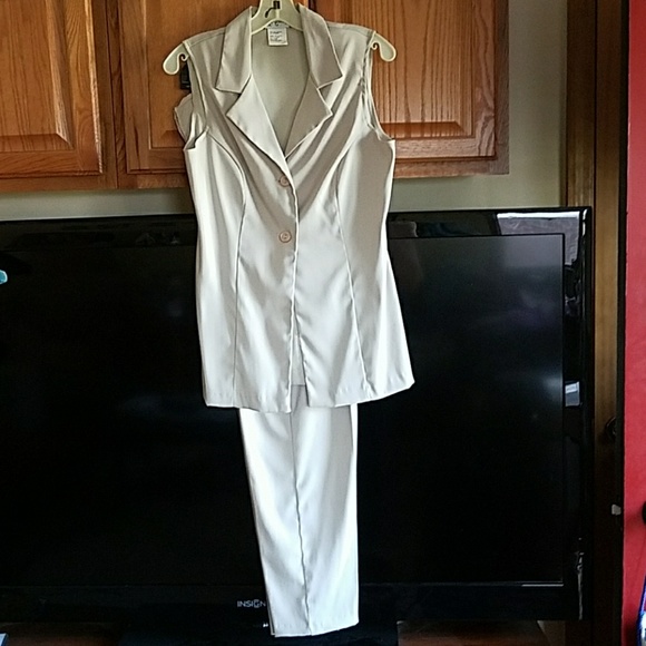 be Tops - Pants suit set, cream color size 11/12