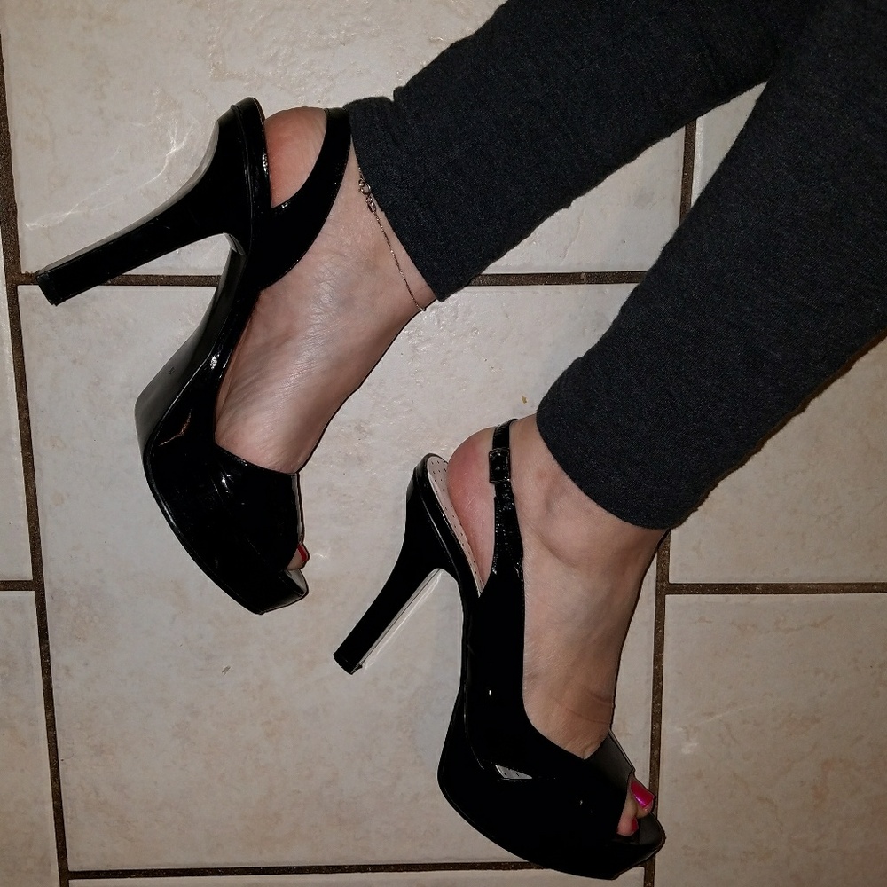 Guess Black Patent Leather 7.5 Platform Open Toe