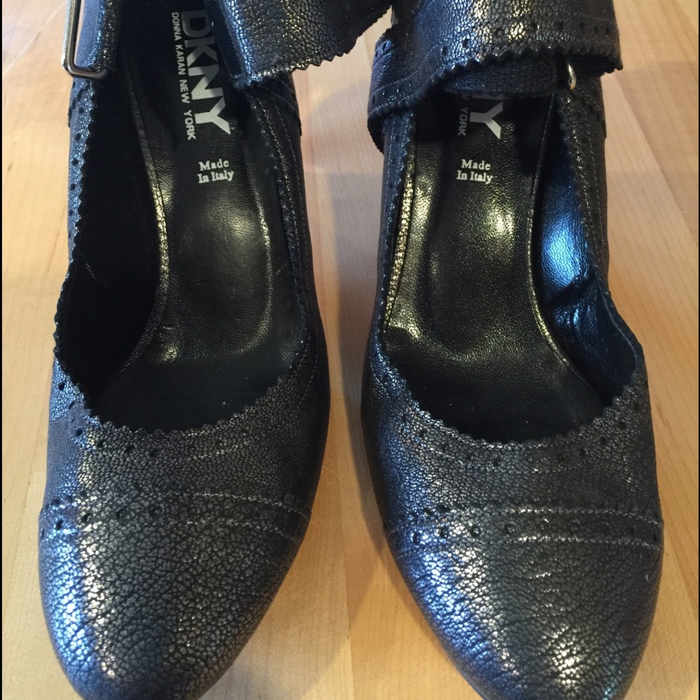 DKNY heals with strap